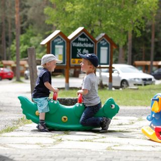 Spielende Kinder - Wildgehege Hufeisen Veldensteiner Forst bei Pegnitz in der ErlebnisRegion Fränkische Schweiz