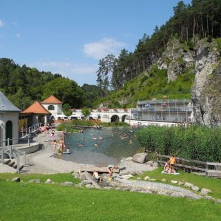 Ansicht Liegewise - Felsenbad Pottenstein in der ErlebnisRegion Fränkische Schweiz